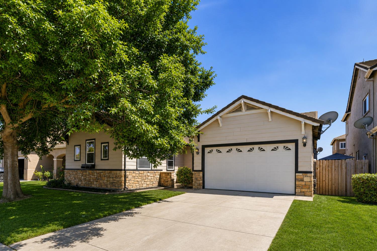 530 Seaport Village Dr, Livingston, CA 95334