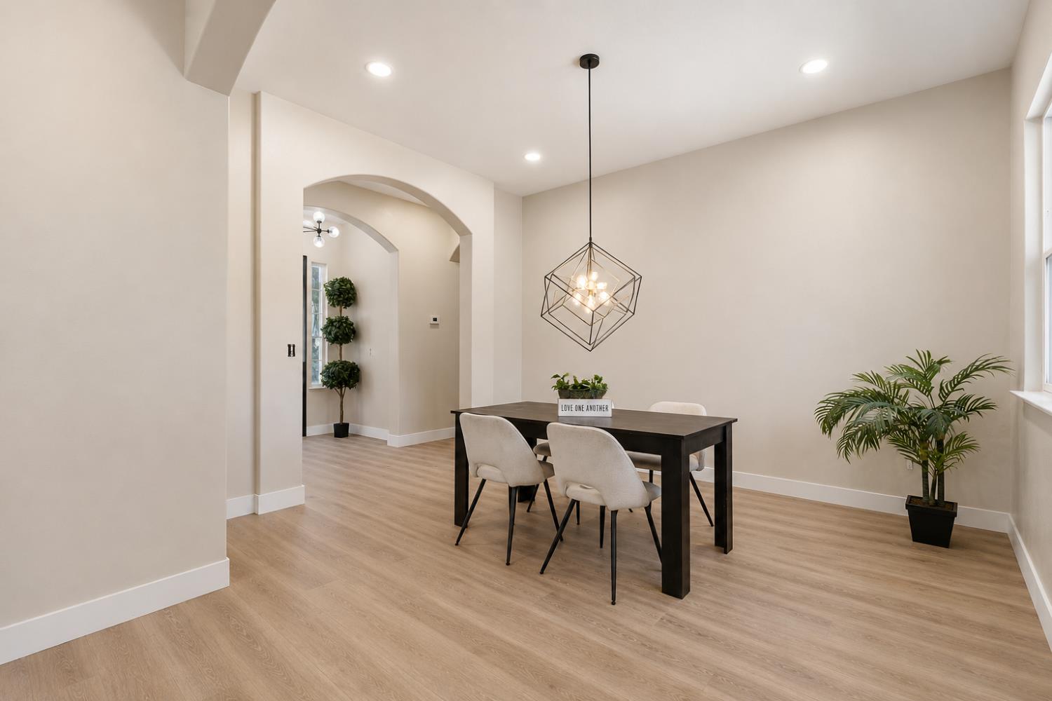 530 Seaport Village Dr, Livingston, CA 95334