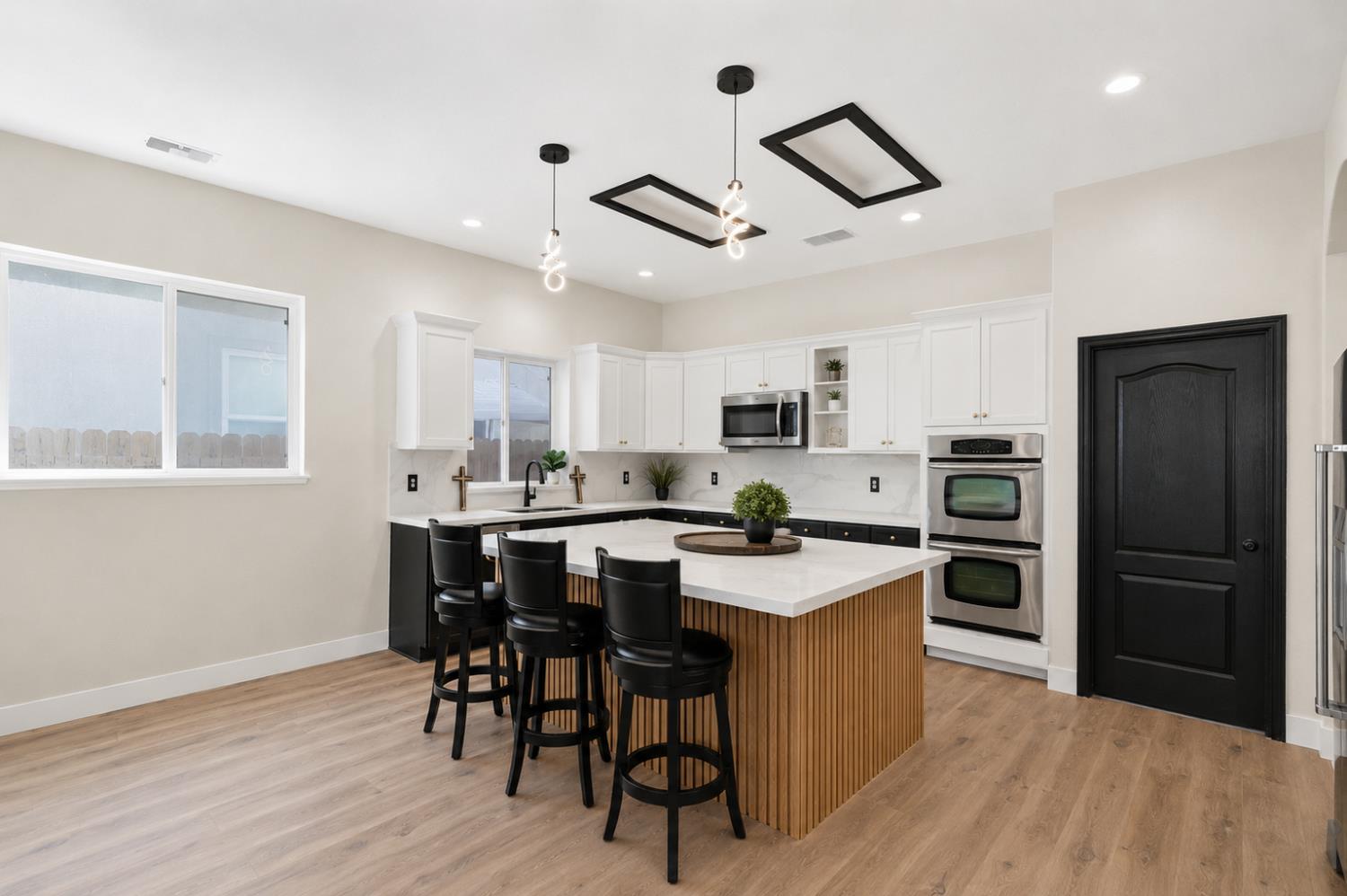 530 Seaport Village Dr, Livingston, CA 95334