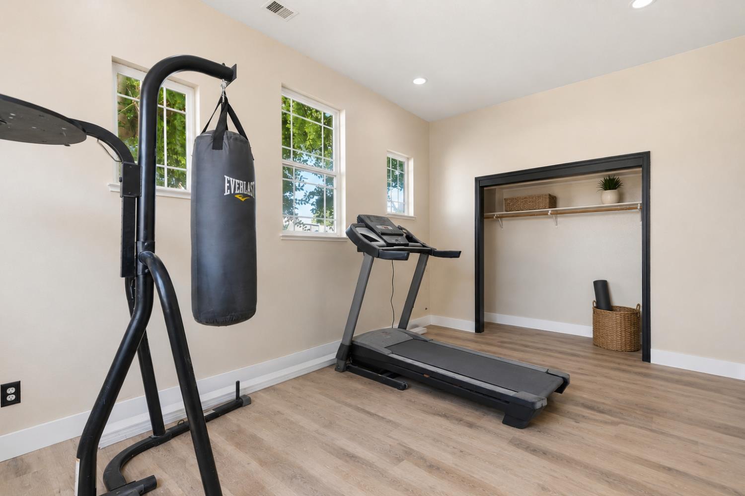 530 Seaport Village Dr, Livingston, CA 95334