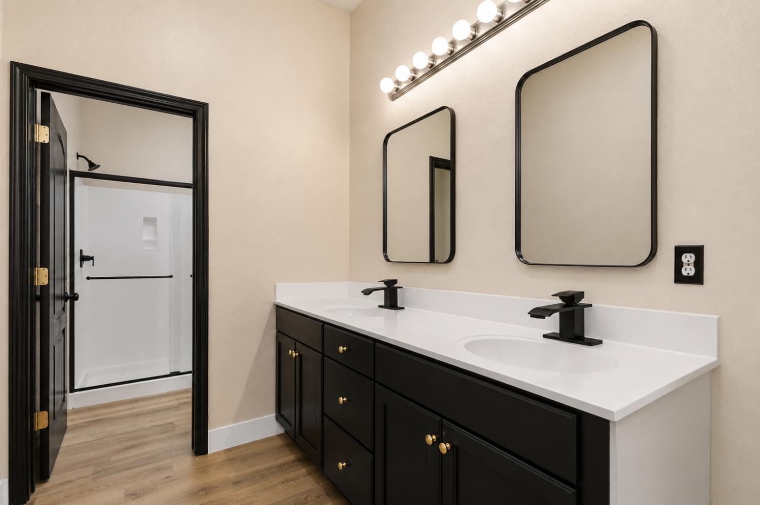530 Seaport Village Dr, Livingston, CA 95334
