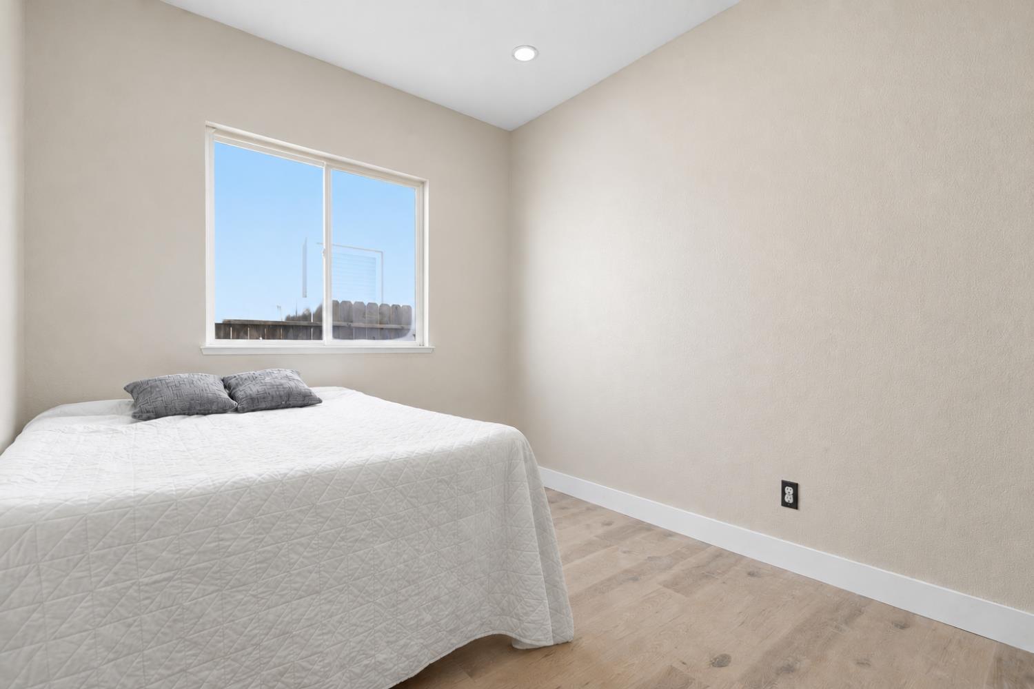 530 Seaport Village Dr, Livingston, CA 95334