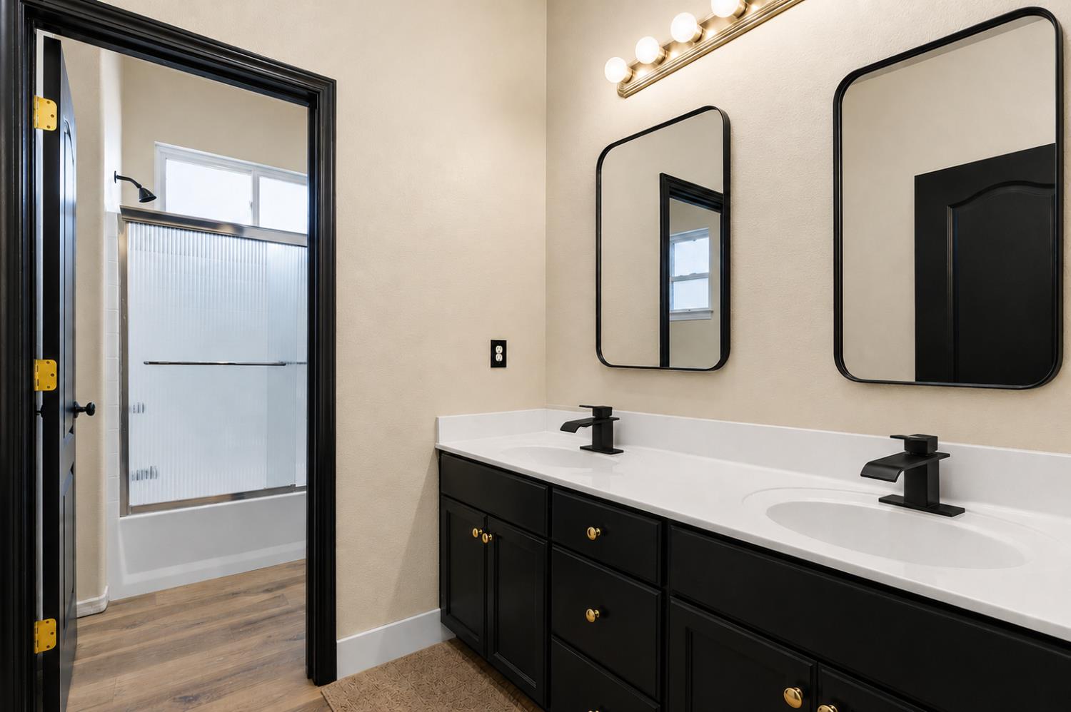 530 Seaport Village Dr, Livingston, CA 95334