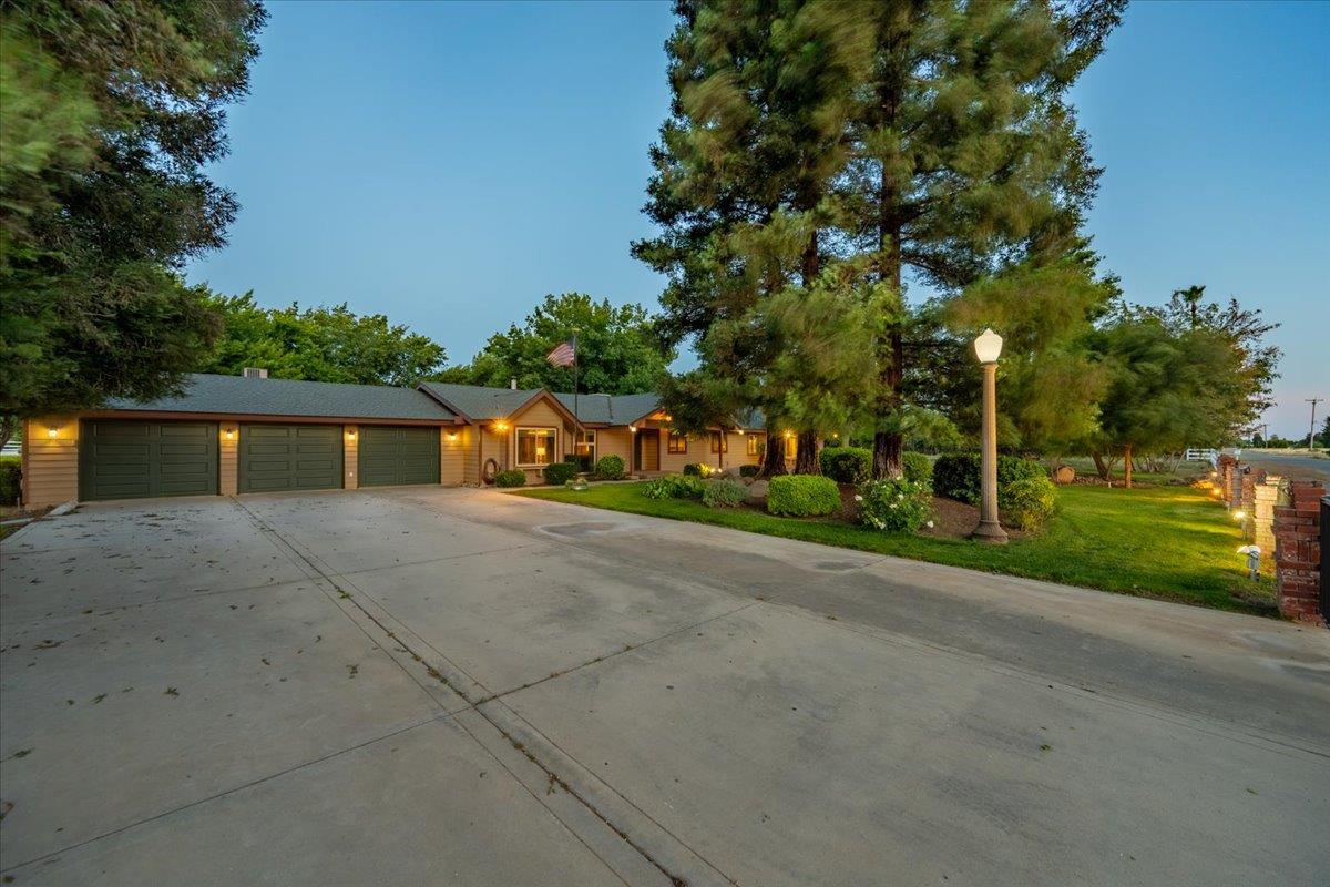 1185 N Locan Ave, Clovis, CA 93619