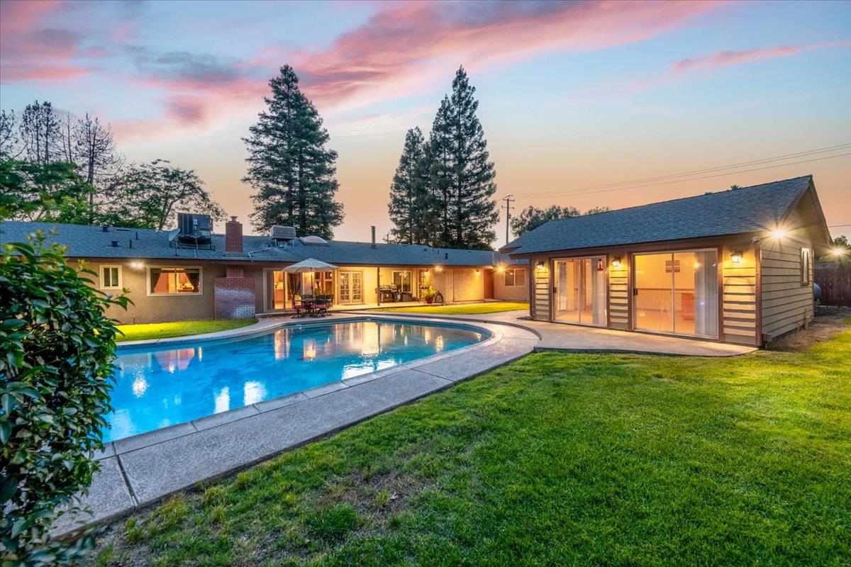 1185 N Locan Ave, Clovis, CA 93619