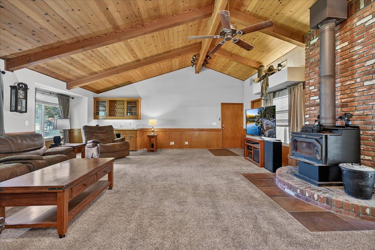 1185 N Locan Ave, Clovis, CA 93619