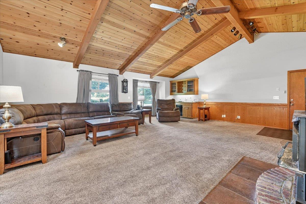 1185 N Locan Ave, Clovis, CA 93619