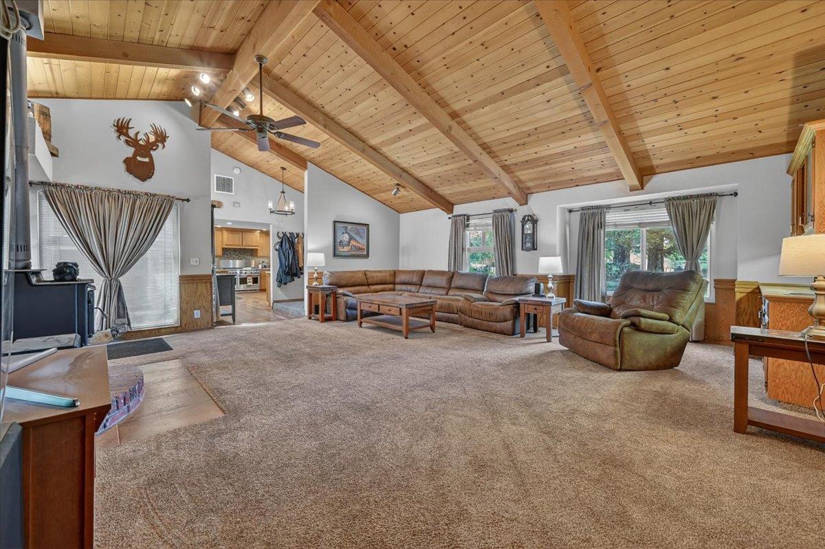 1185 N Locan Ave, Clovis, CA 93619