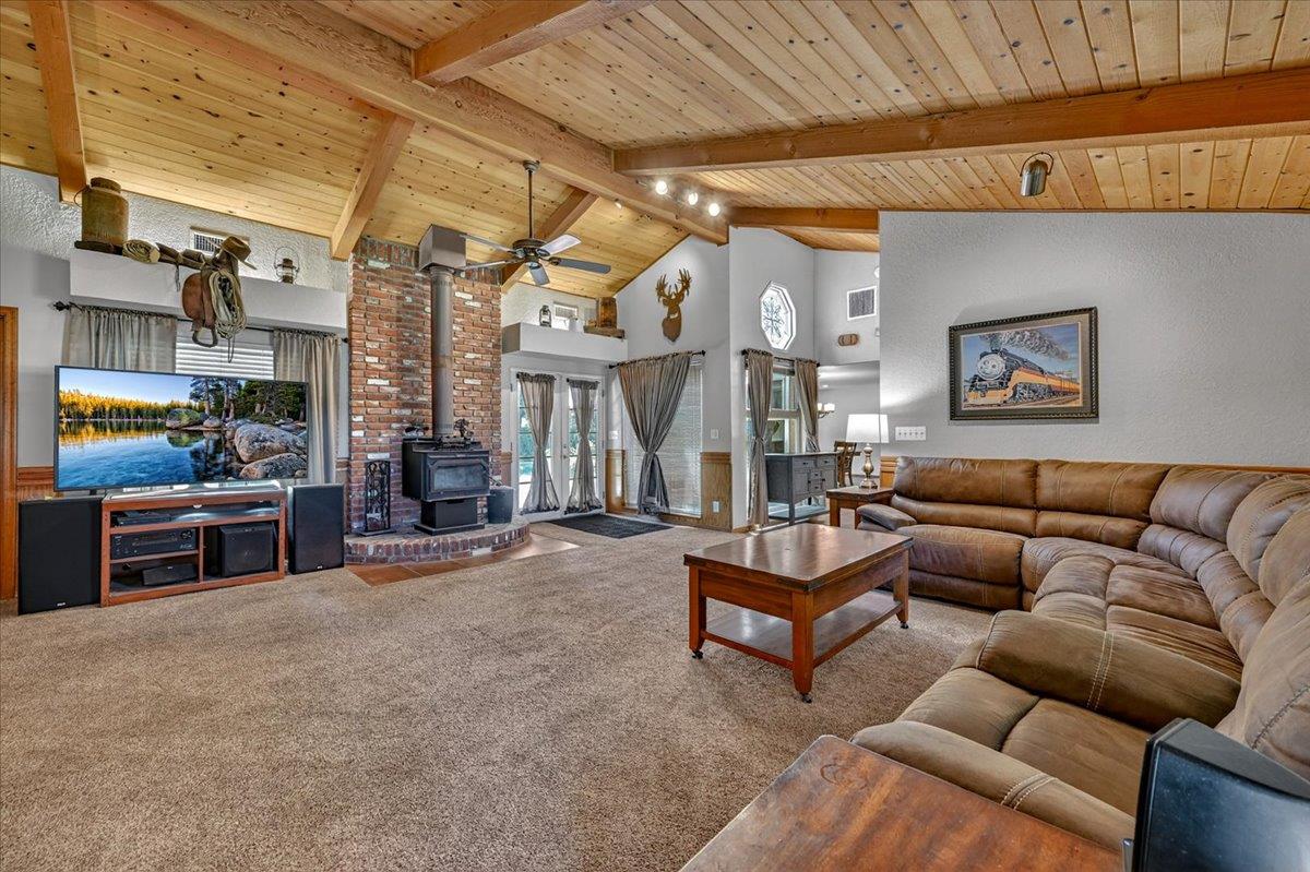 1185 N Locan Ave, Clovis, CA 93619