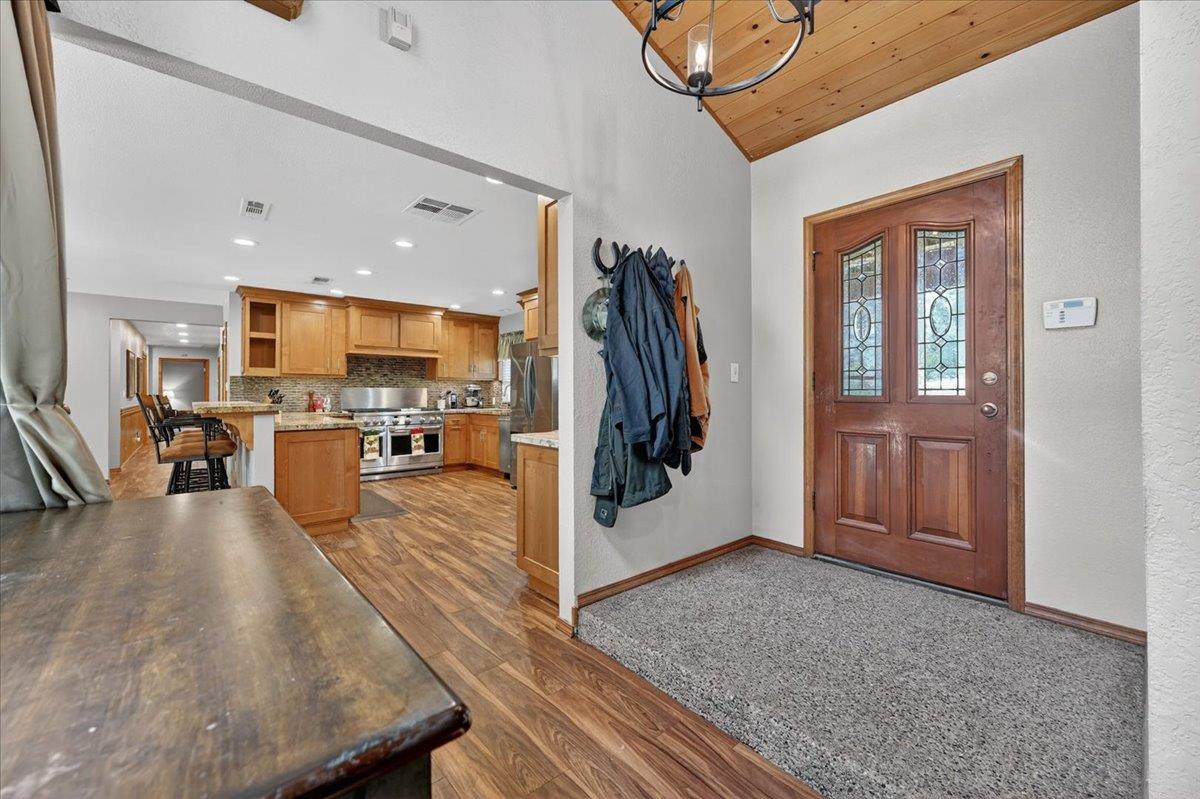 1185 N Locan Ave, Clovis, CA 93619