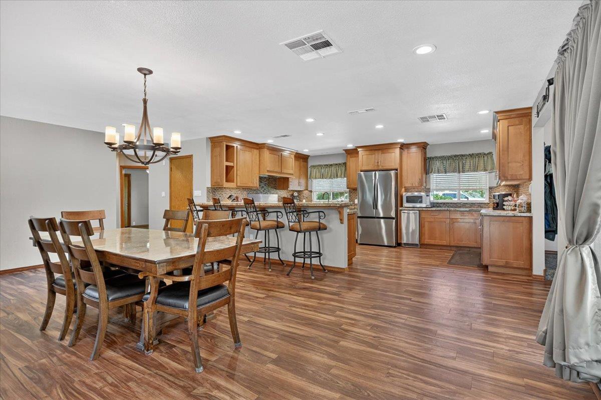 1185 N Locan Ave, Clovis, CA 93619