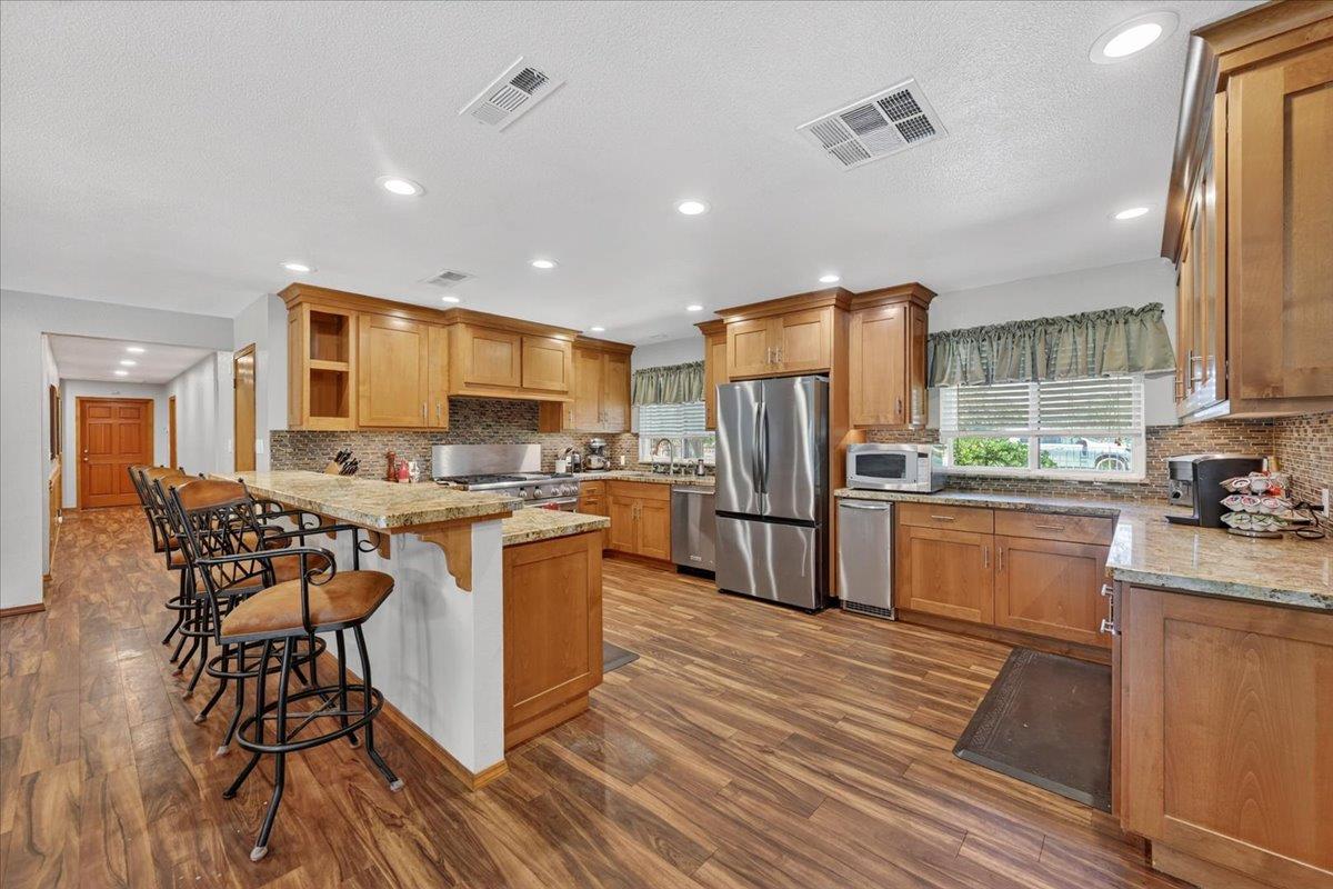 1185 N Locan Ave, Clovis, CA 93619