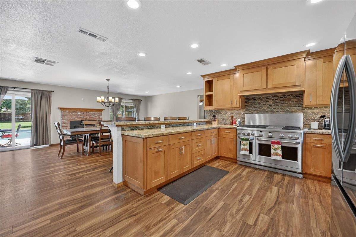 1185 N Locan Ave, Clovis, CA 93619