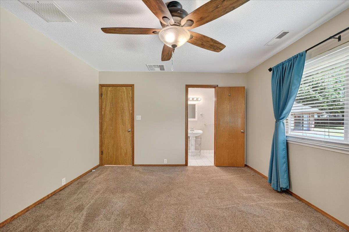 1185 N Locan Ave, Clovis, CA 93619