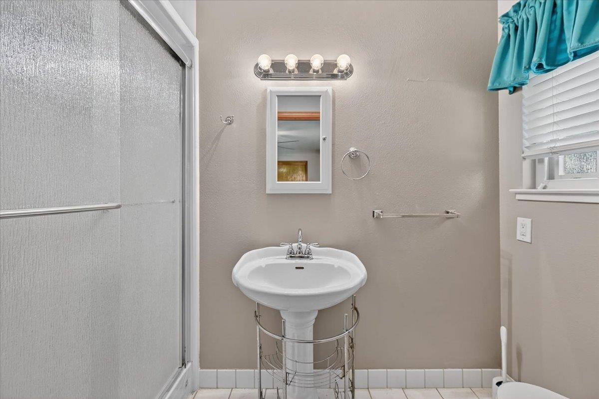 1185 N Locan Ave, Clovis, CA 93619