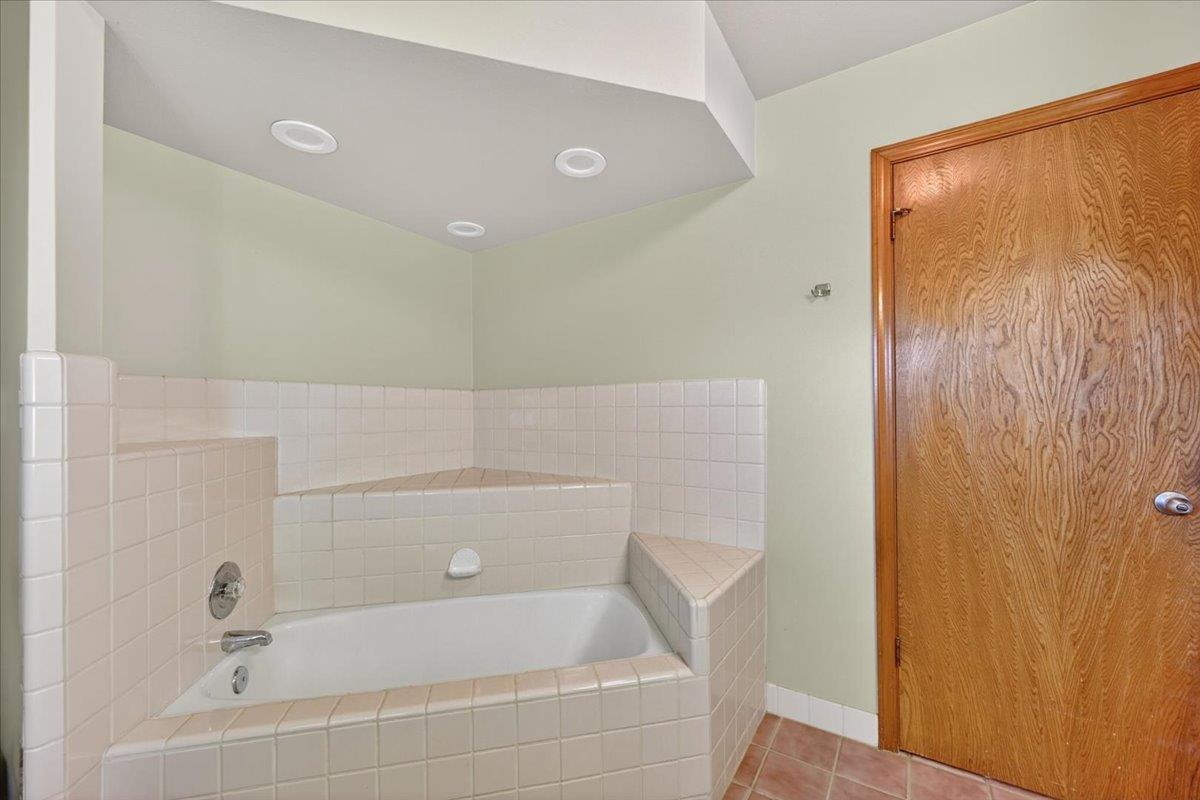 1185 N Locan Ave, Clovis, CA 93619
