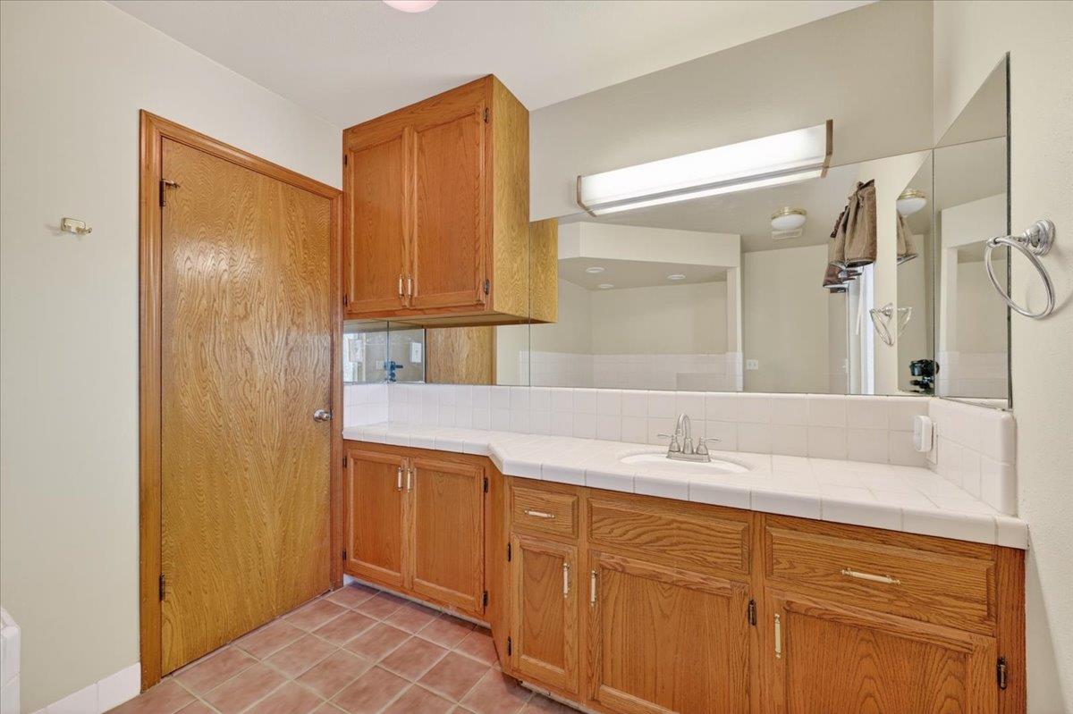 1185 N Locan Ave, Clovis, CA 93619
