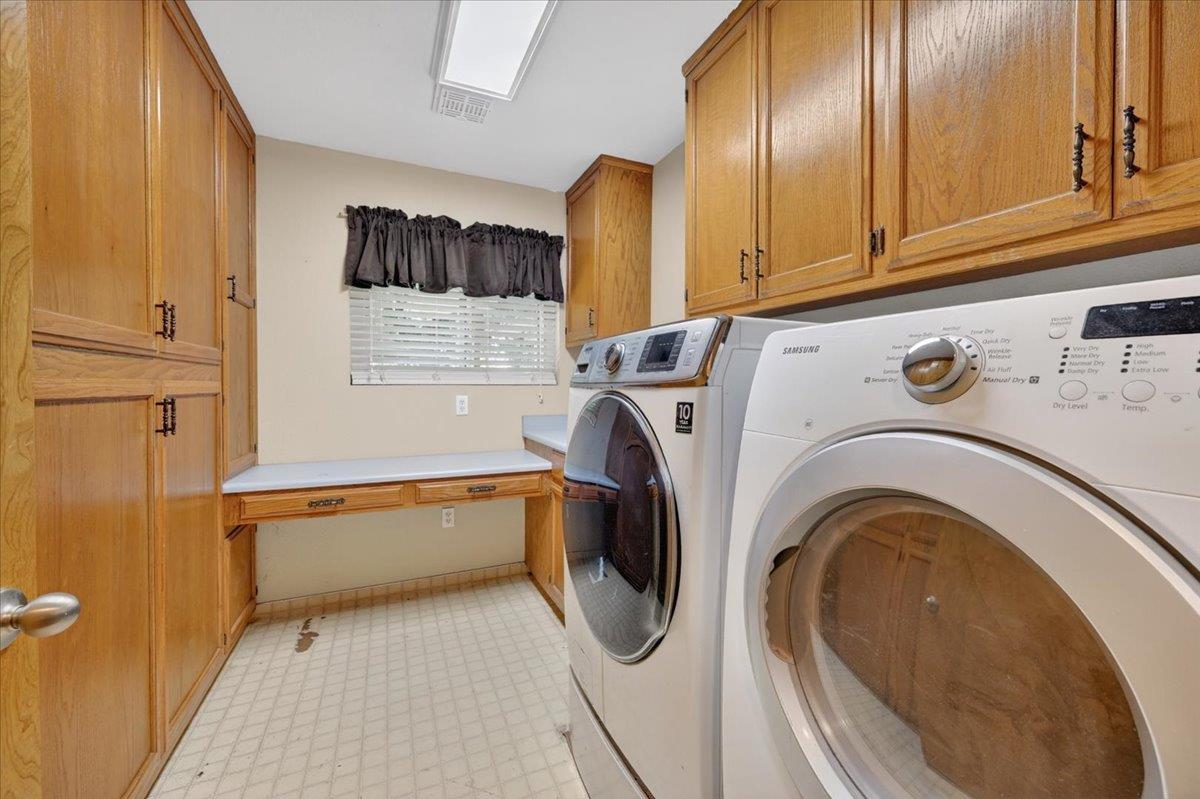 1185 N Locan Ave, Clovis, CA 93619