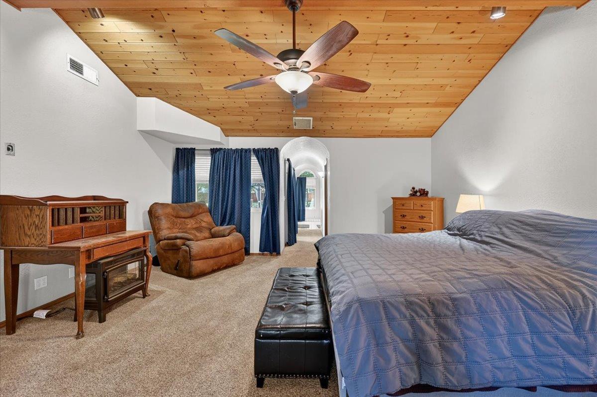 1185 N Locan Ave, Clovis, CA 93619