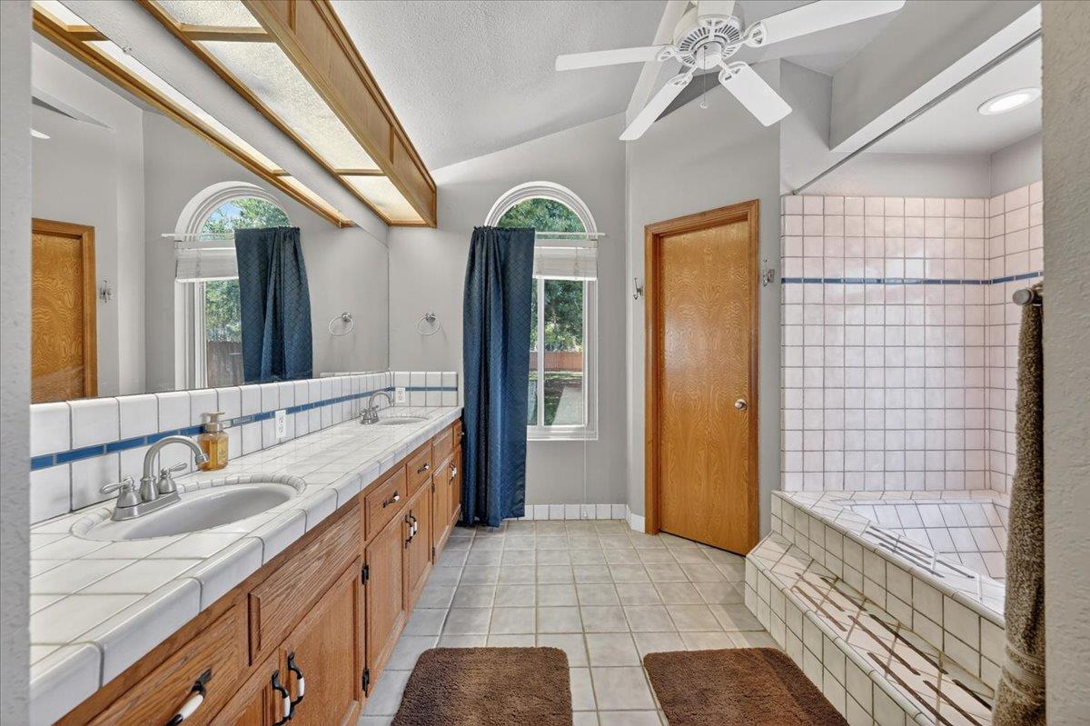 1185 N Locan Ave, Clovis, CA 93619