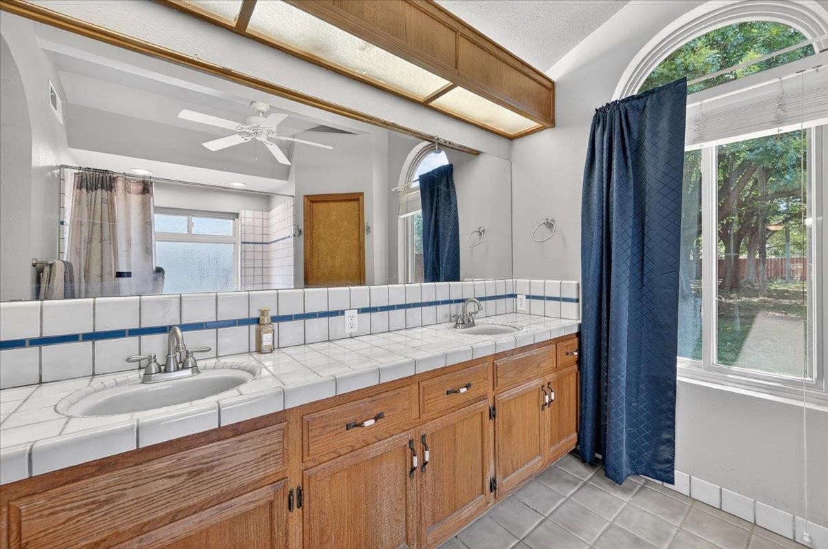 1185 N Locan Ave, Clovis, CA 93619
