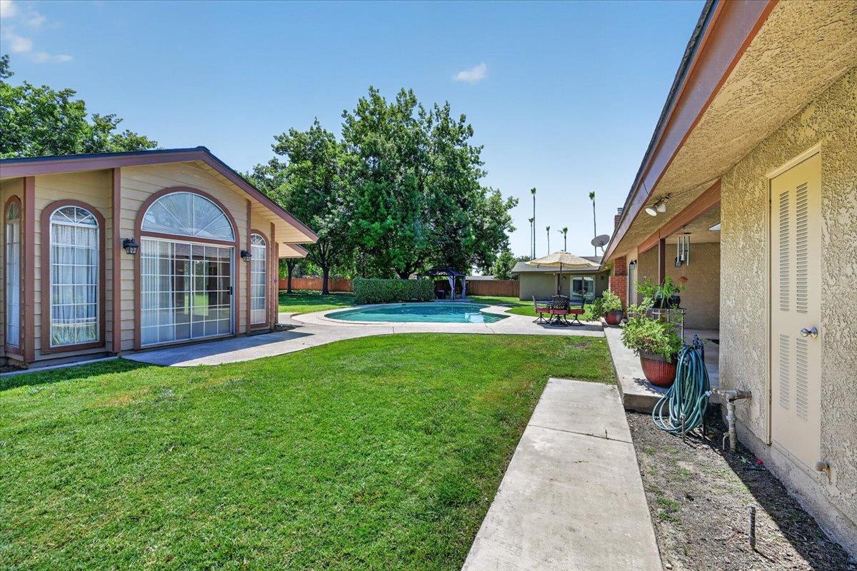 1185 N Locan Ave, Clovis, CA 93619