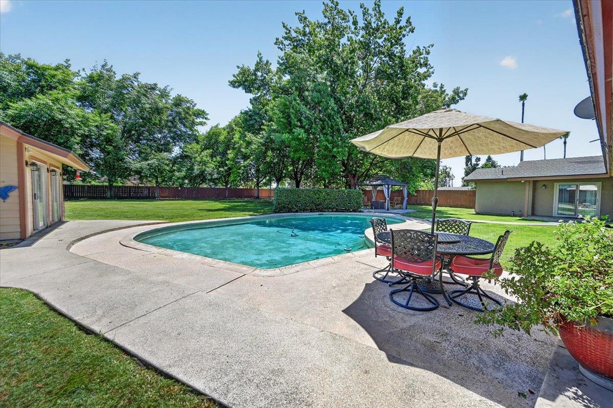1185 N Locan Ave, Clovis, CA 93619