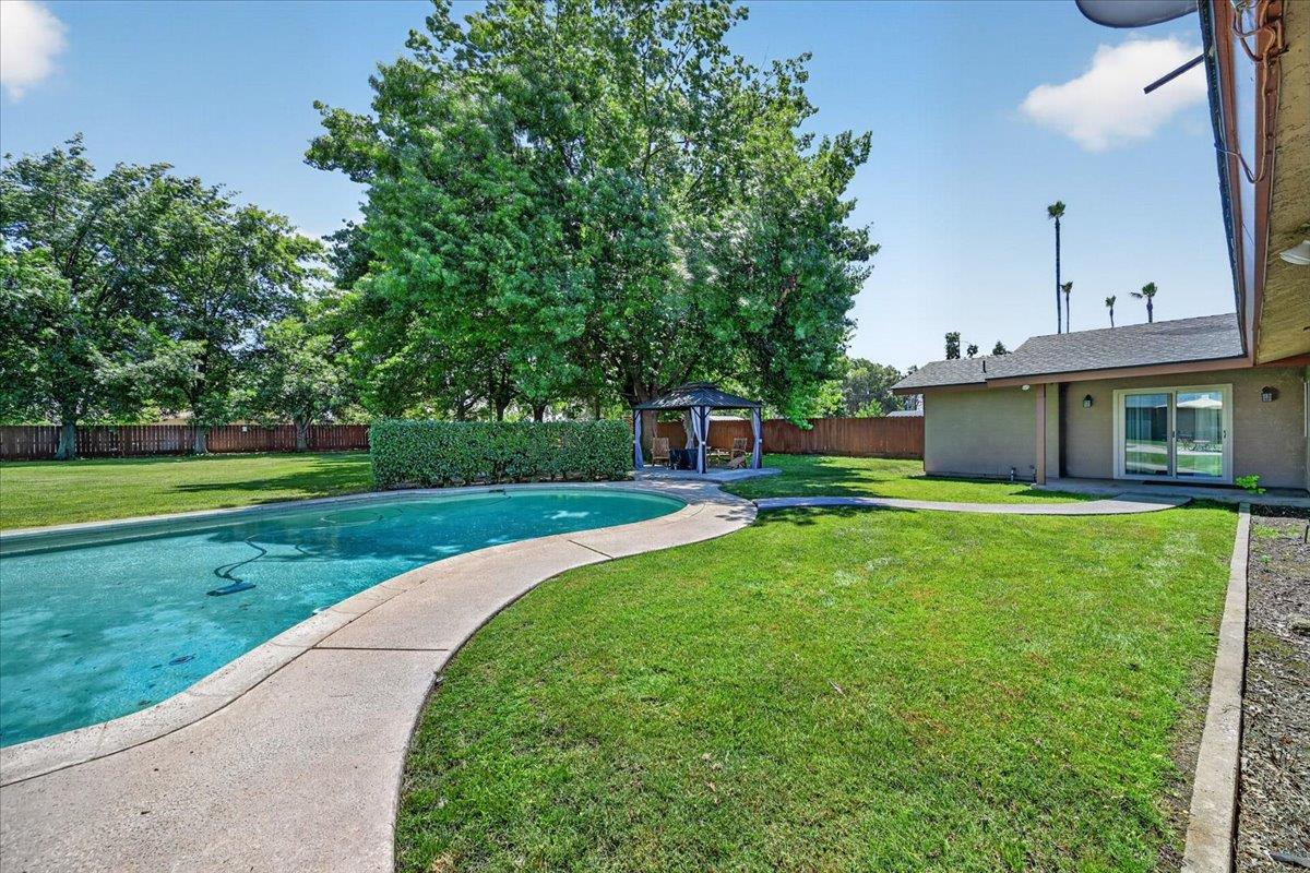 1185 N Locan Ave, Clovis, CA 93619