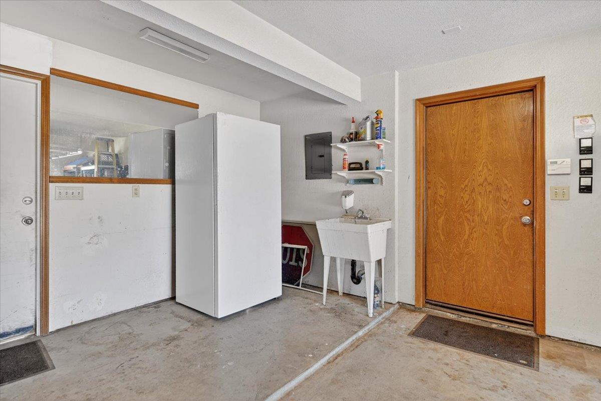 1185 N Locan Ave, Clovis, CA 93619