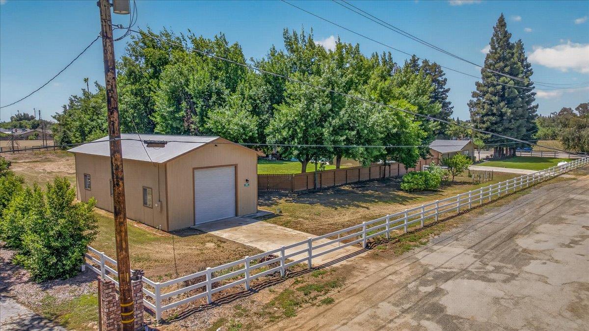 1185 N Locan Ave, Clovis, CA 93619