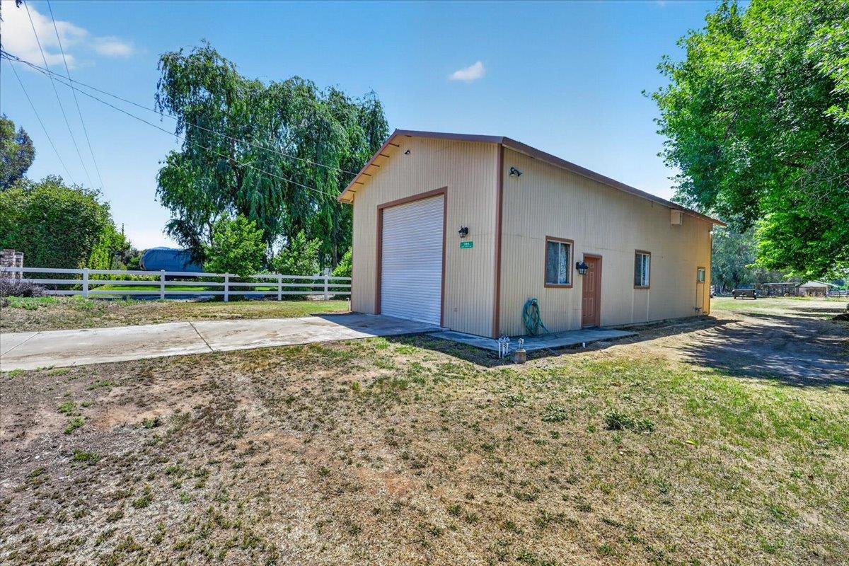 1185 N Locan Ave, Clovis, CA 93619