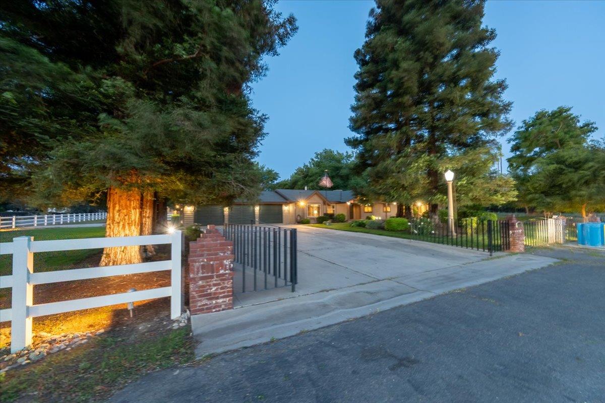 1185 N Locan Ave, Clovis, CA 93619