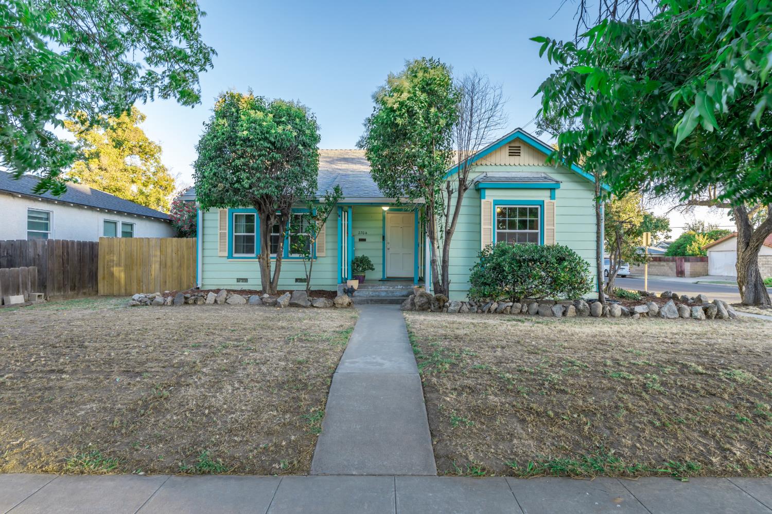 2704 E Michigan Ave, Fresno, CA 93703