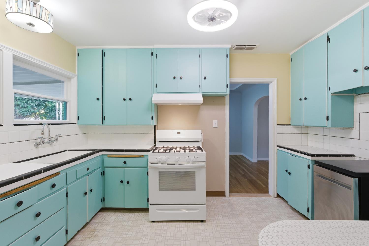 2704 E Michigan Ave, Fresno, CA 93703