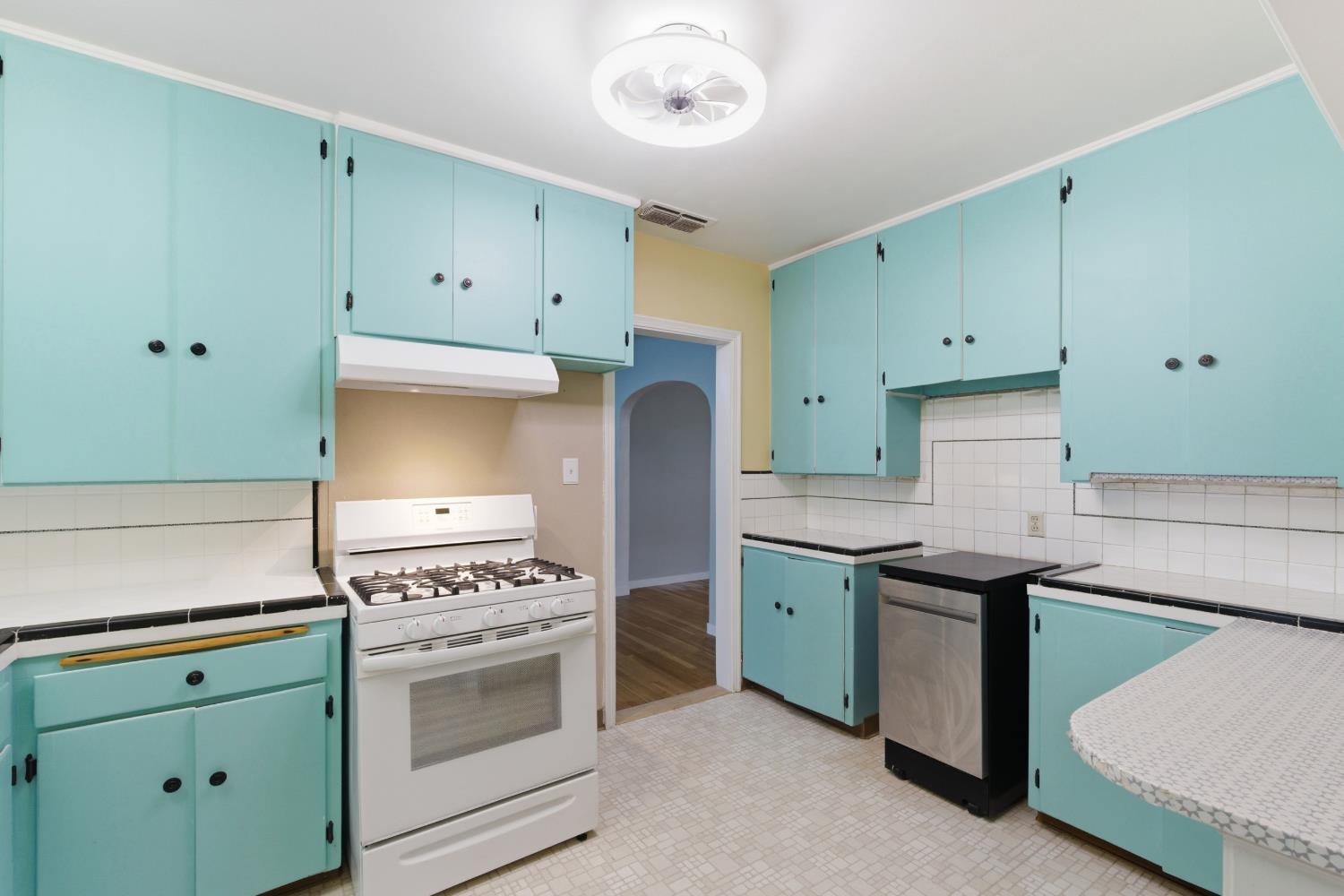 2704 E Michigan Ave, Fresno, CA 93703