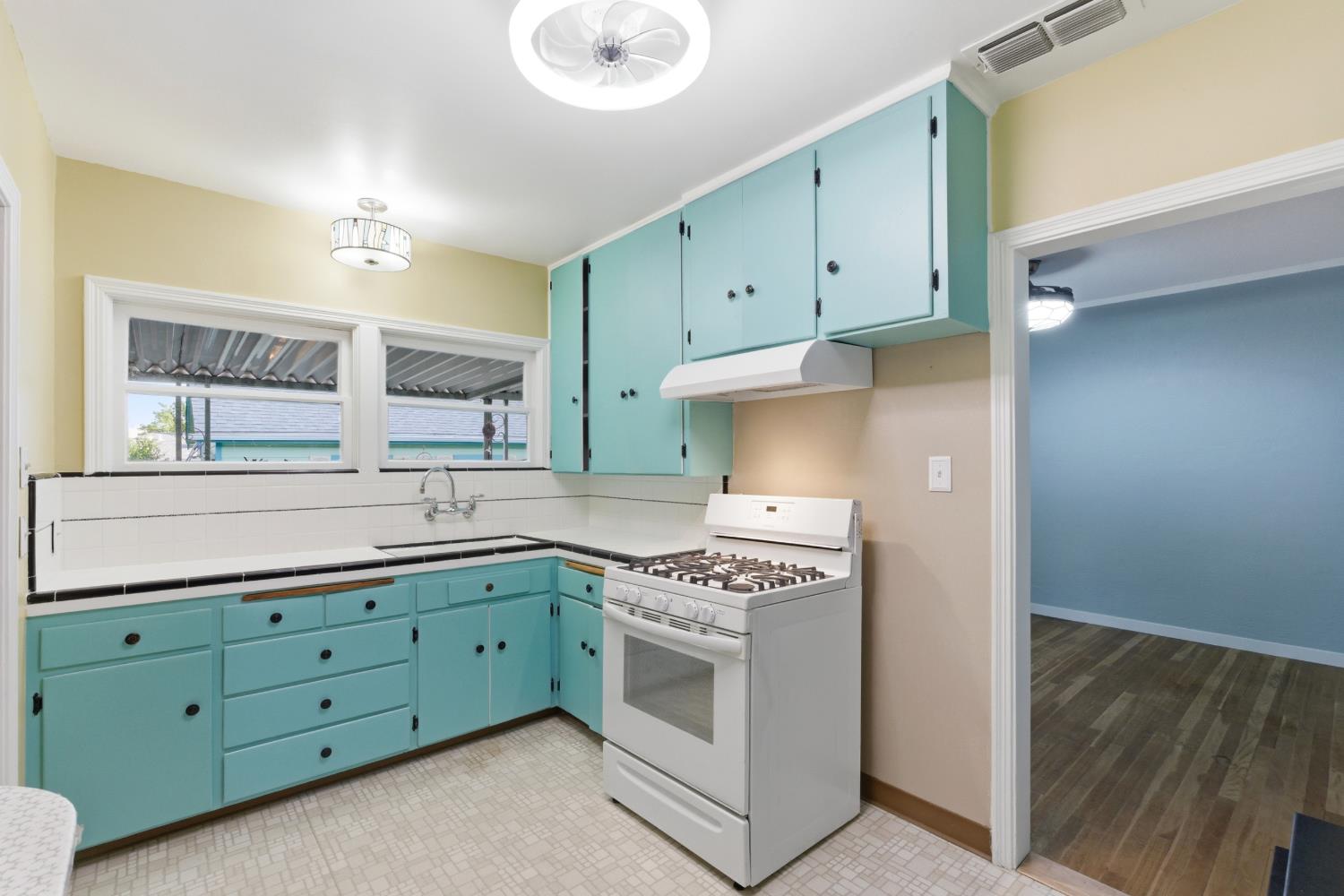 2704 E Michigan Ave, Fresno, CA 93703