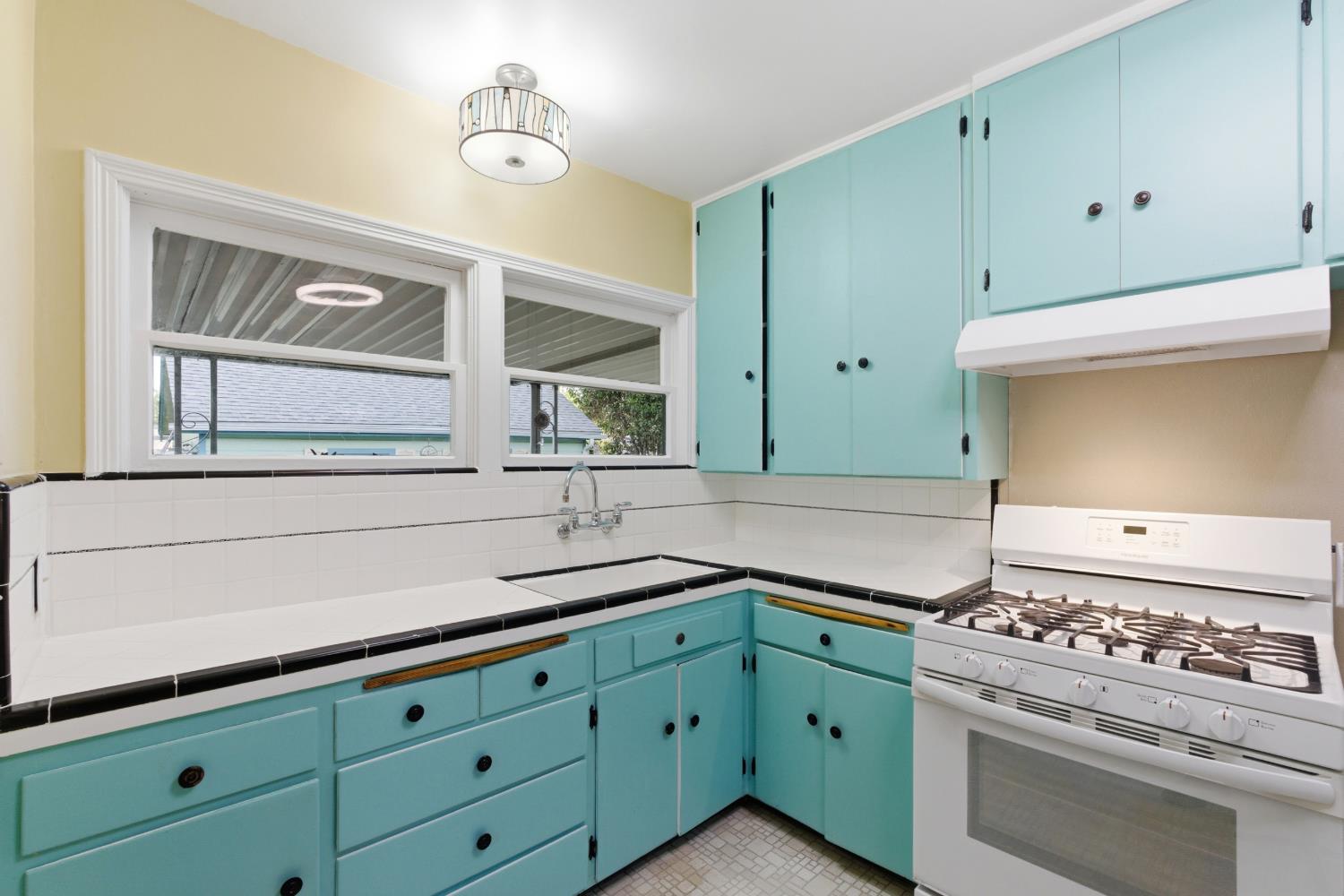 2704 E Michigan Ave, Fresno, CA 93703