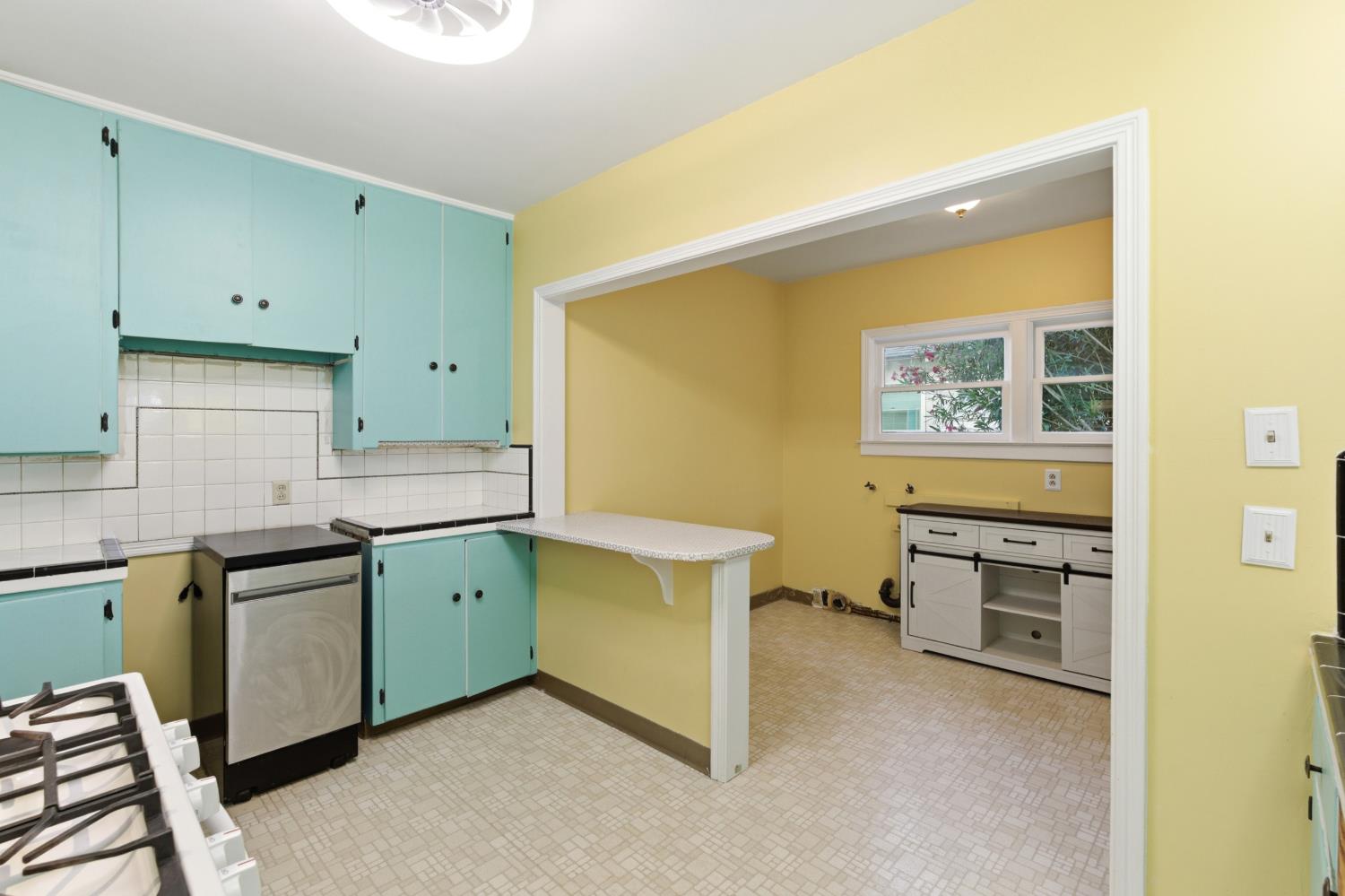 2704 E Michigan Ave, Fresno, CA 93703