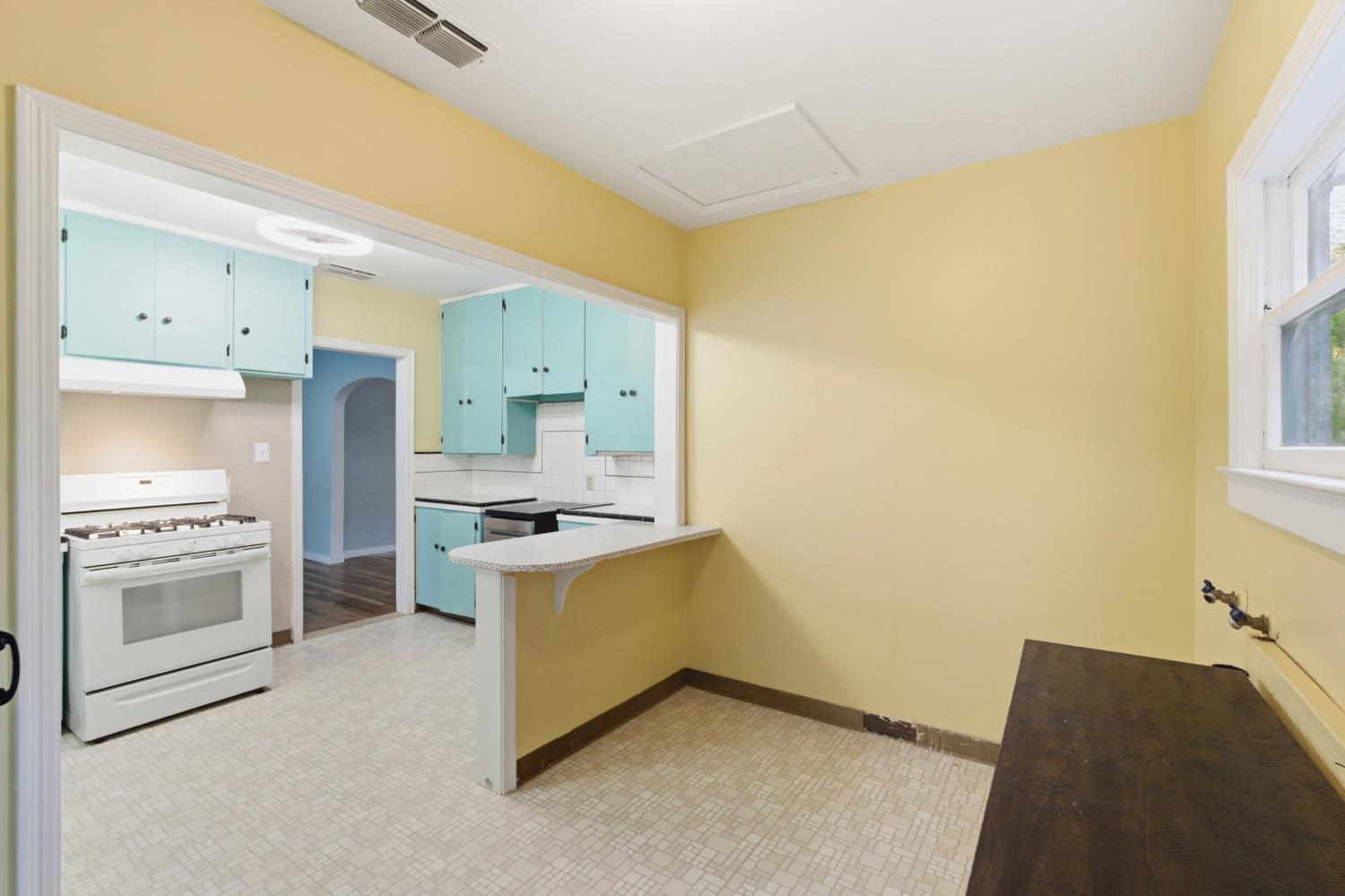 2704 E Michigan Ave, Fresno, CA 93703