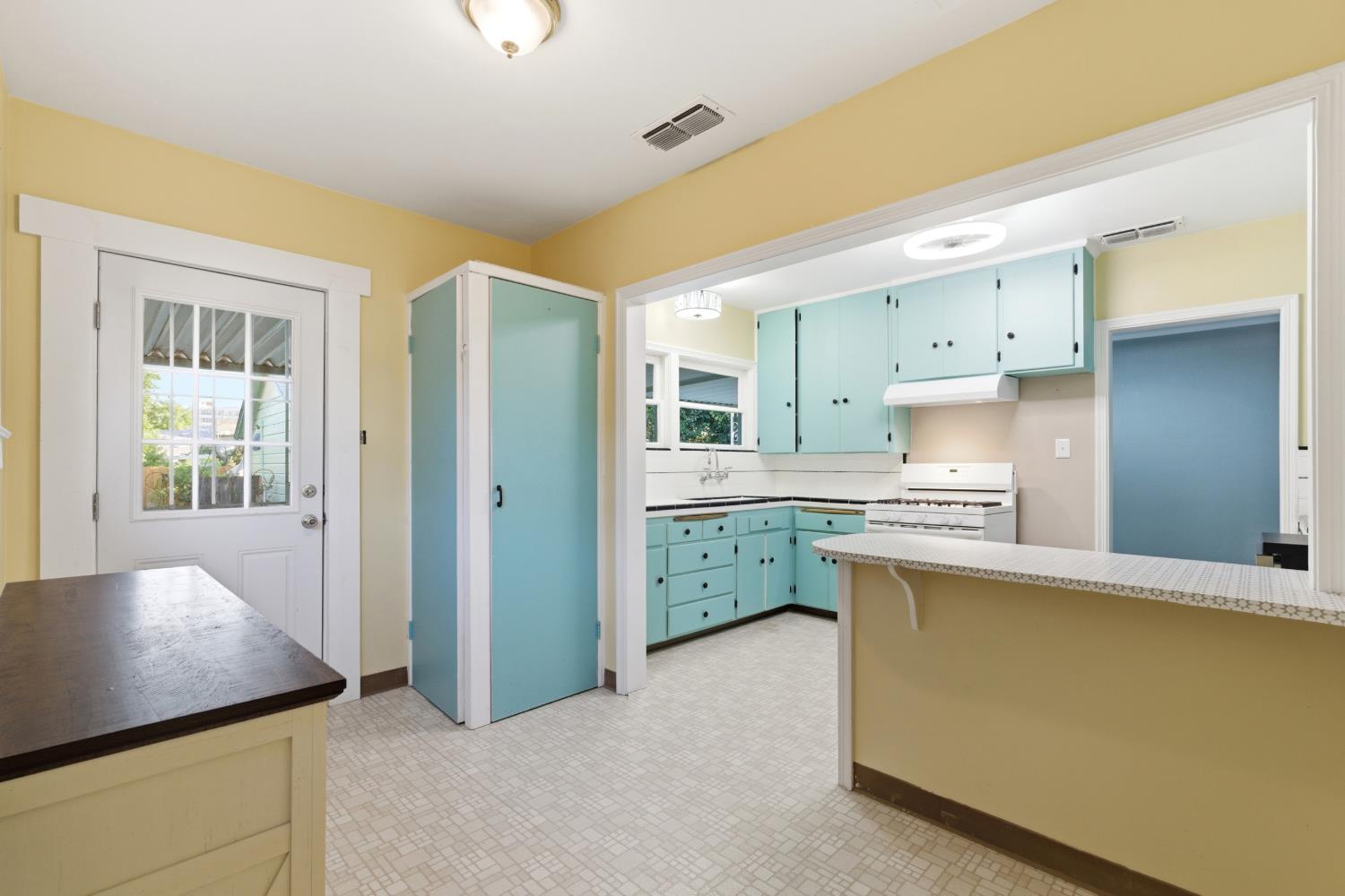 2704 E Michigan Ave, Fresno, CA 93703