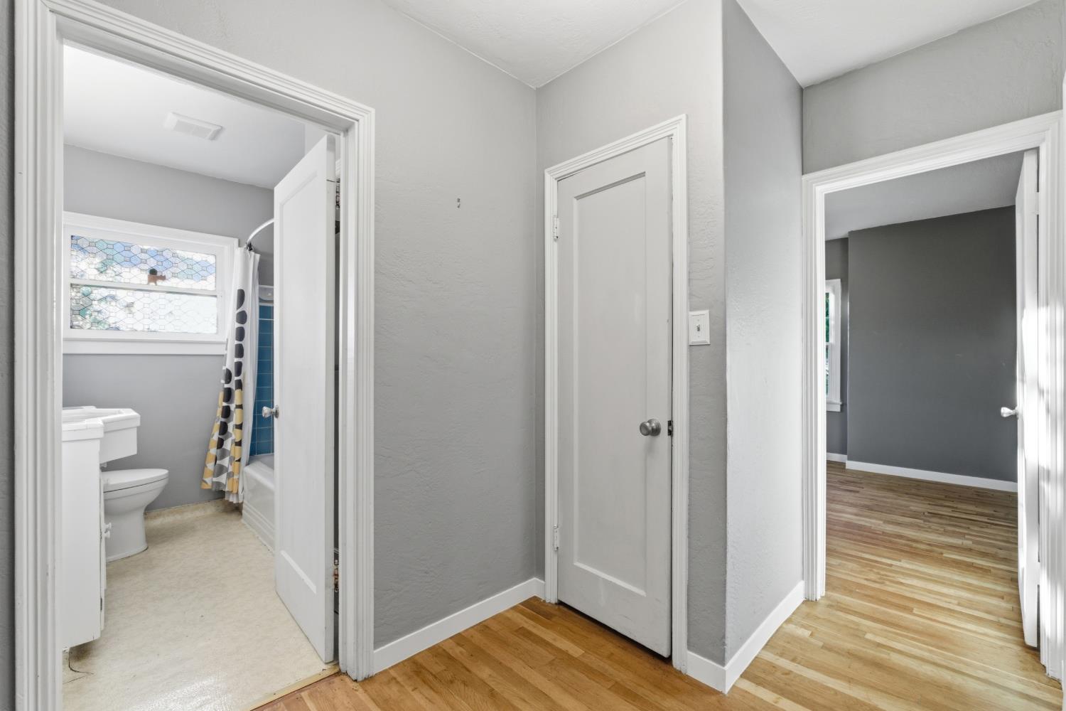 2704 E Michigan Ave, Fresno, CA 93703