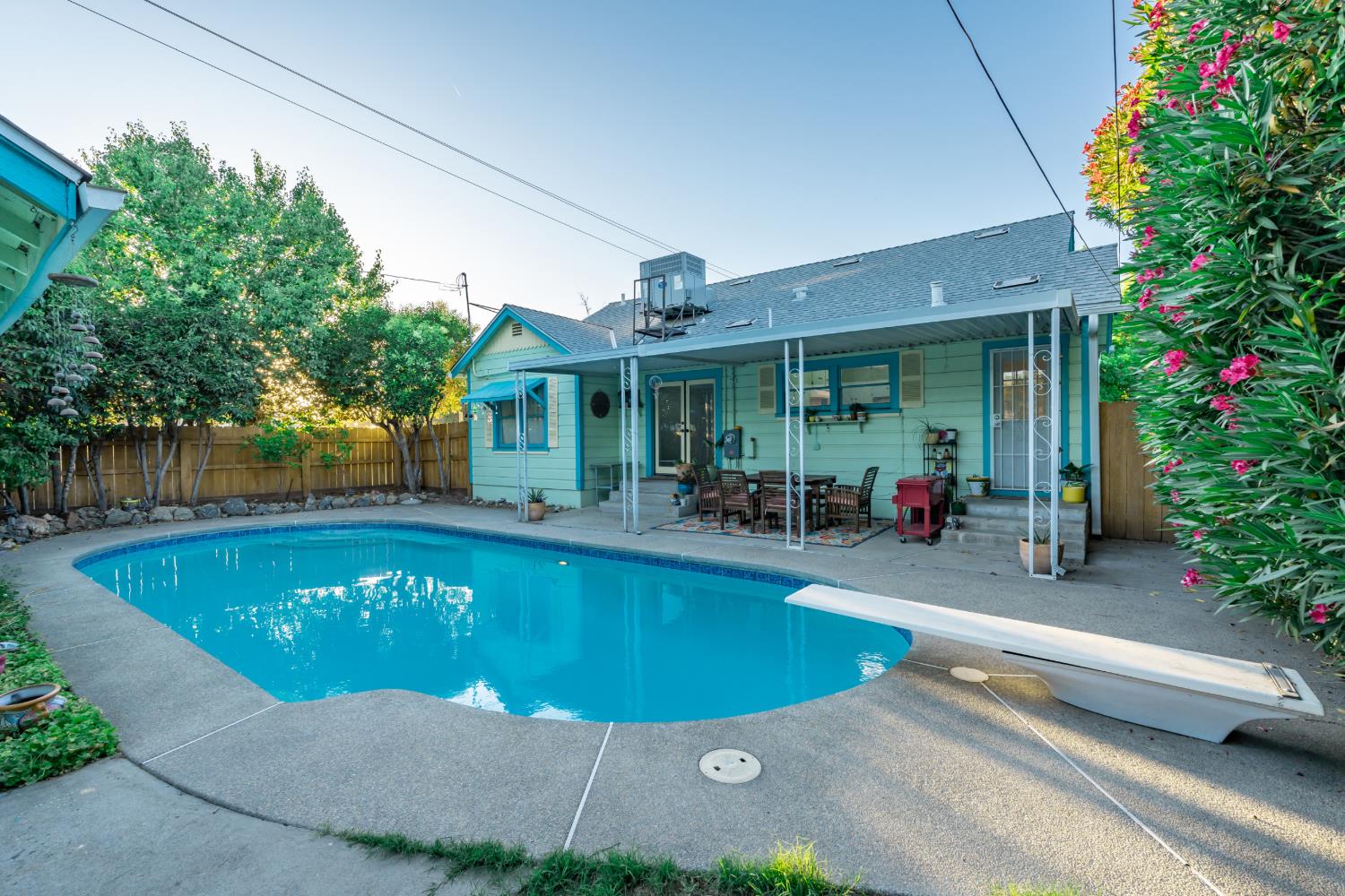 2704 E Michigan Ave, Fresno, CA 93703