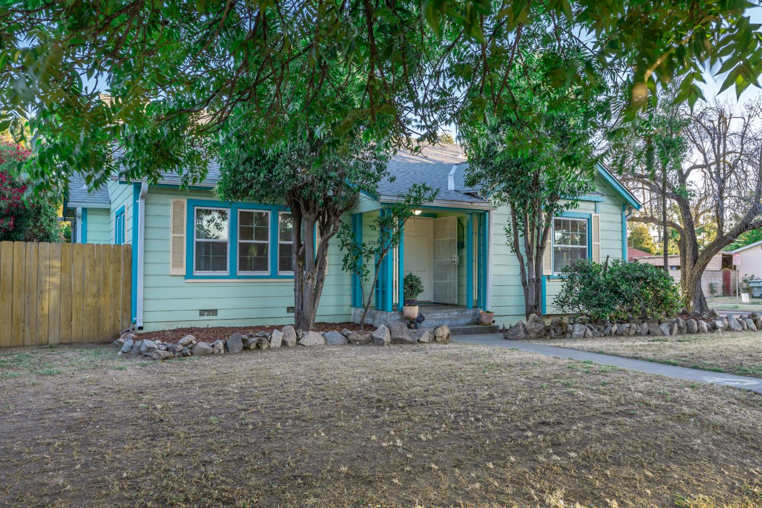 2704 E Michigan Ave, Fresno, CA 93703