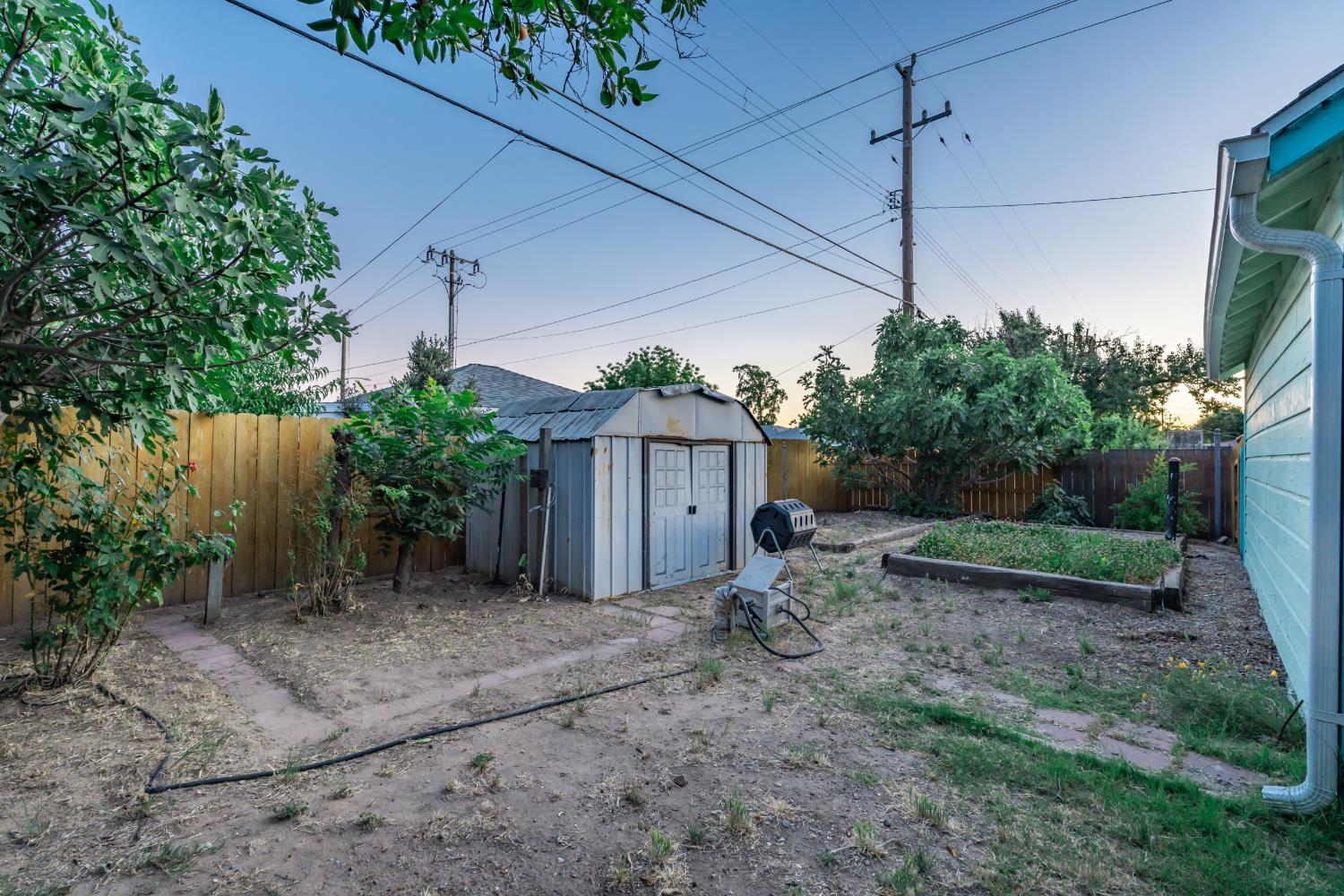2704 E Michigan Ave, Fresno, CA 93703