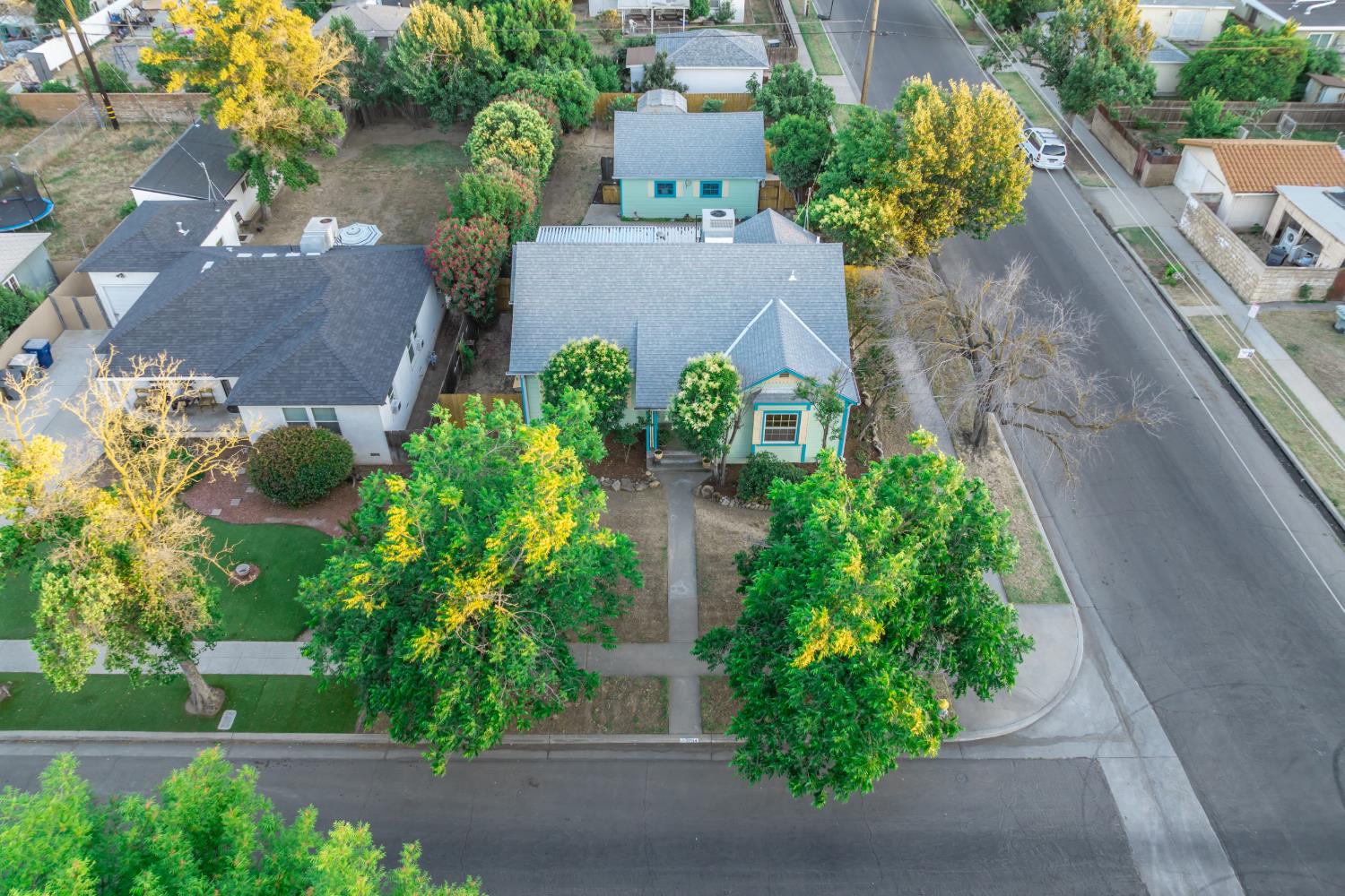 2704 E Michigan Ave, Fresno, CA 93703
