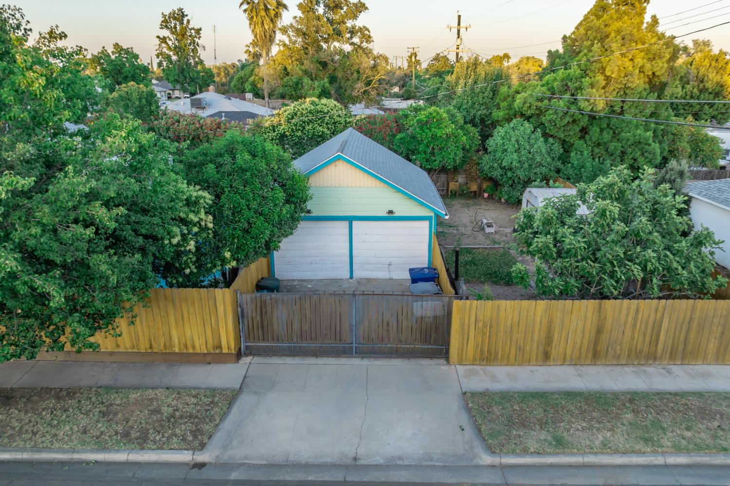 2704 E Michigan Ave, Fresno, CA 93703
