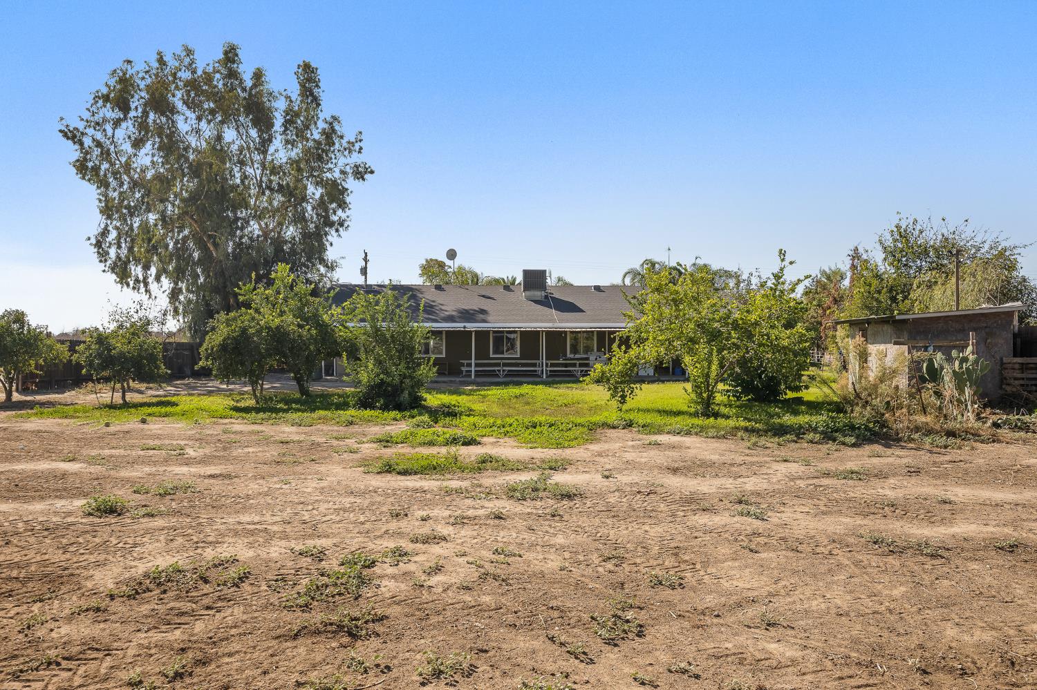860 W Riverdale Ave, Riverdale, CA 93656