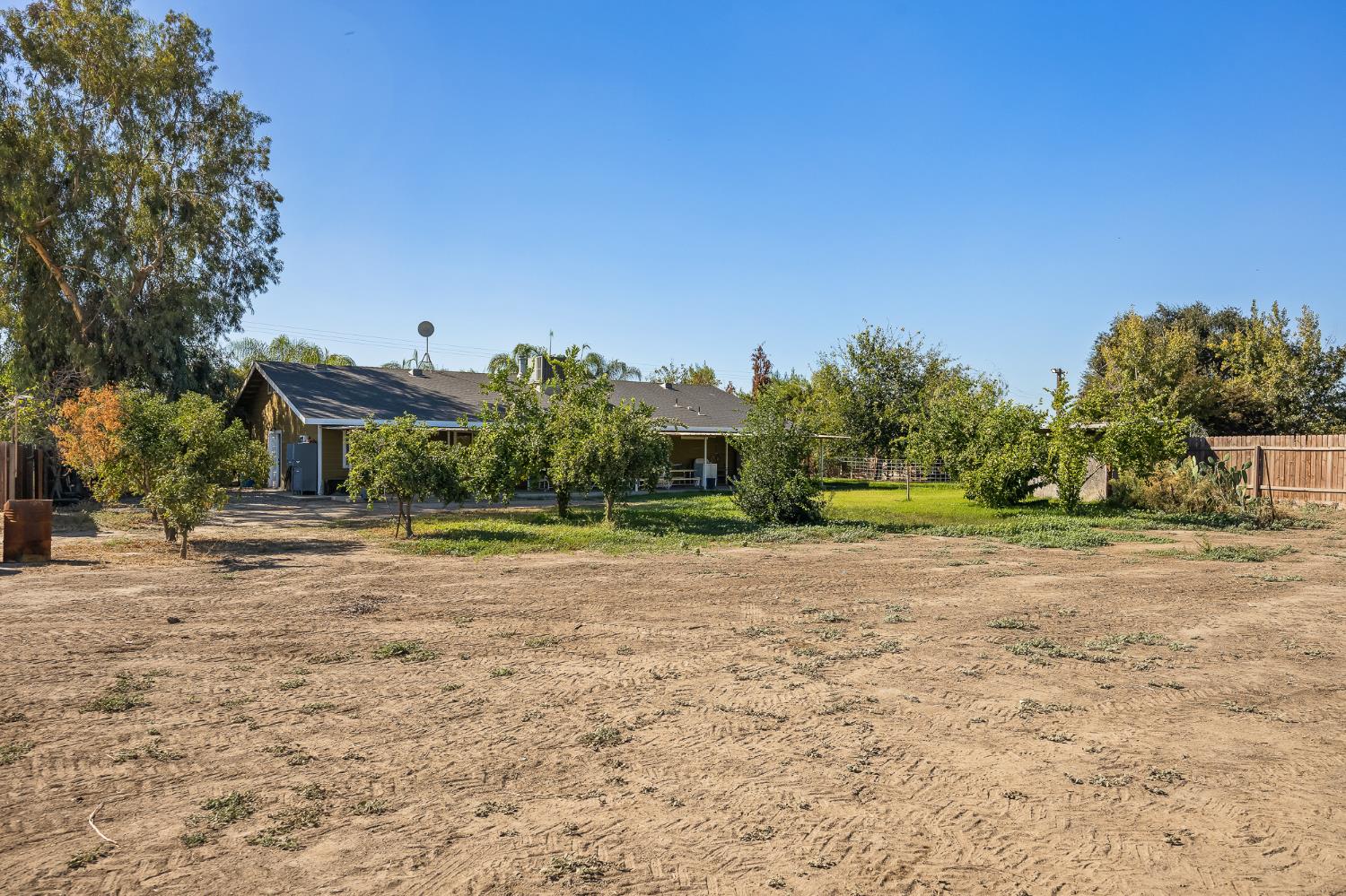 860 W Riverdale Ave, Riverdale, CA 93656