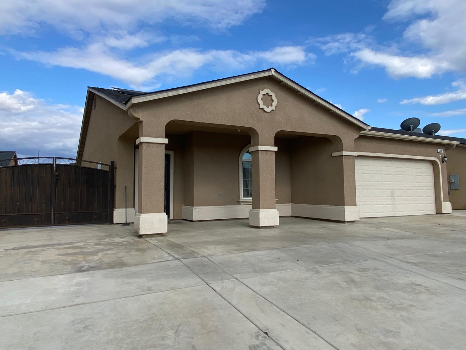 260 N 3Rd St, Orange Cove, CA 93646