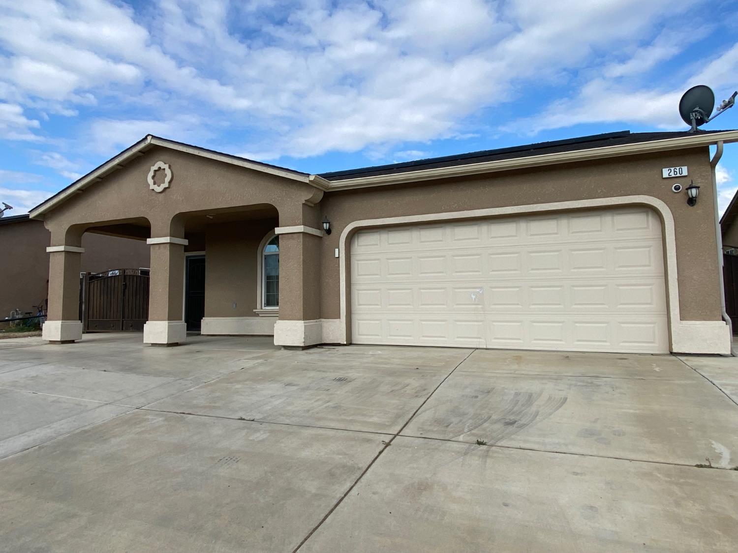 260 N 3Rd St, Orange Cove, CA 93646